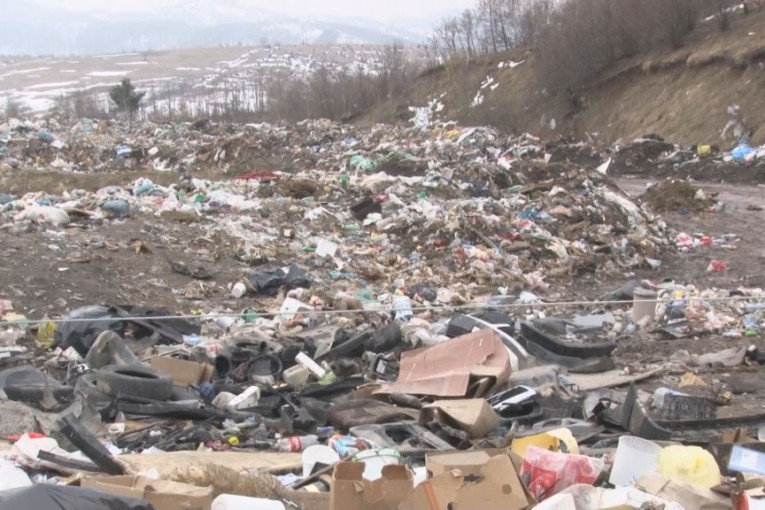 "Kao u filmovima strave i užasa": Alarmantni prizori ponovo na deponiji kod Sjenice
