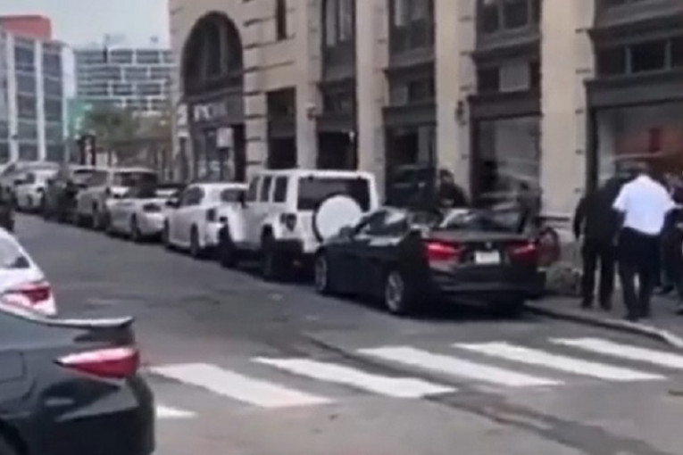 Čudo! Muškarac pao sa devetog sprata na parkirani "bmw" i preživeo! (VIDEO)