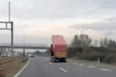 Stravičan snimak se pojavio na društvenim mrežama: Udario u nadvožnjak, ostao bez pola kamiona (VIDEO)