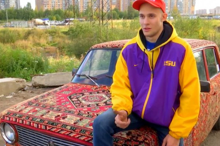 „Lada“ na pirotski način: Mladić prekrio auto ćilimima i napravio neobičan ruski oldtajmer (VIDEO)