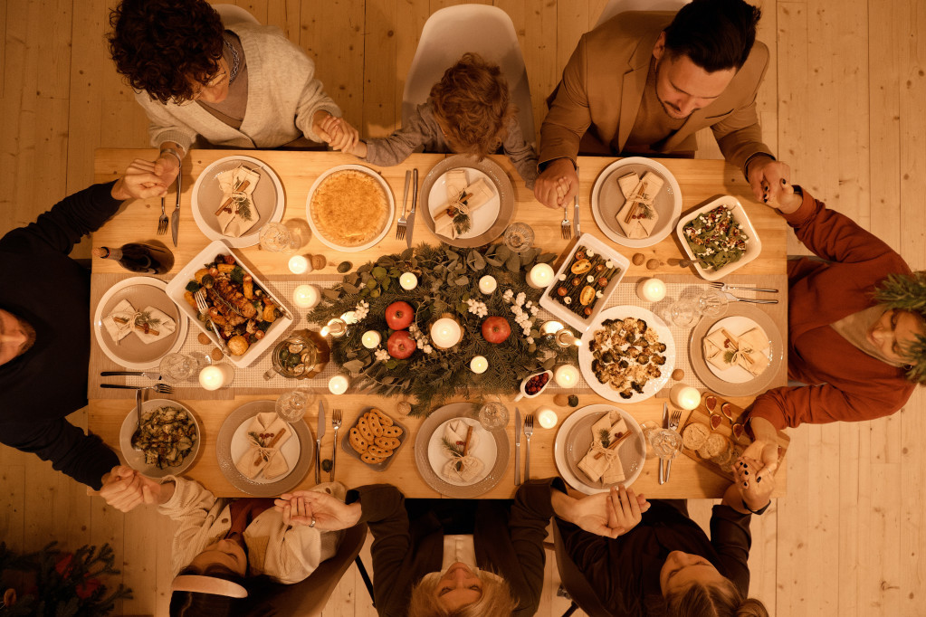 Za porodični ručak ili ako vam dolaze gosti: Kako se pravilno postavlja sto – od tanjira do pribora za jelo i salveta