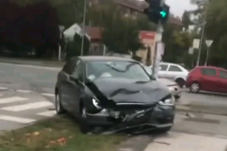 Saobraćajna nesreća u Novom Sadu: Automobili potpuno uništeni (VIDEO)