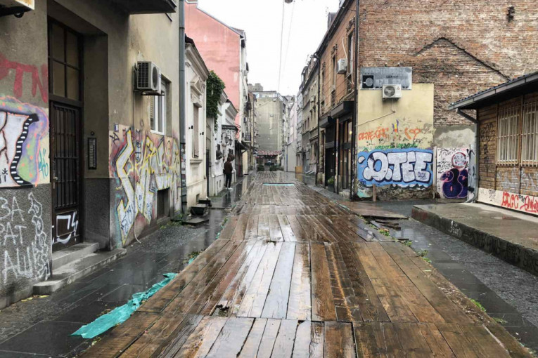 Od pešačke zone do drvene podloge pune rupa: Kako je Zetska ulica postala noćna mora za Dorćolce (VIDEO)