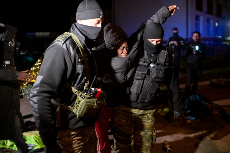 Minsk: Poljska policija puca u vazduh i pendrecima tera migrante ka Belorusiji