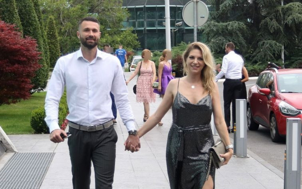 Zaboravila sina ispred vrtića! Pevačica nije znala šta ju je snašlo: Nije ušao u kola