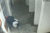 Bahati mladić uništio vrata od stana i lifta, pa razbio staklo na ulaznim vratima (VIDEO)