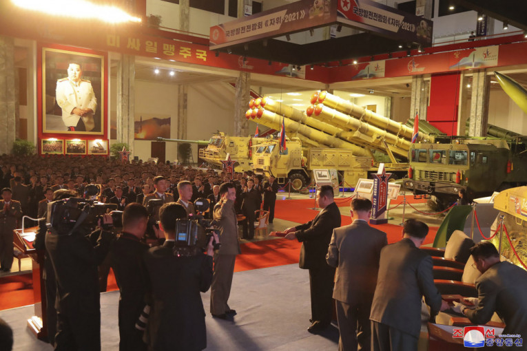Kim na izložbi novog naoružanja opleo po SAD i poručio: Izgradićemo nepobedivu vojsku! (FOTO)