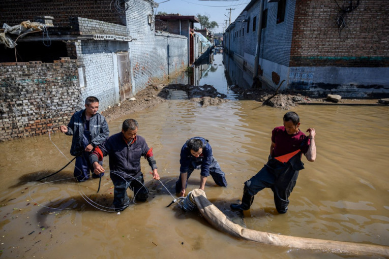 Drama u Kini se nastavlja: Poplava zarobila 21 osobu, spasioci pokušavaju da dođu do njih