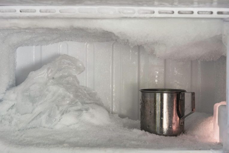 Jedna namirnica koju svi imamo kod kuće sprečiće gomilanje leda u frižideru: Za ovaj trik verovatno niste znali, a spasiće vas svih muka