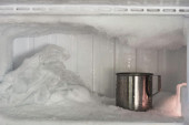 Jedna namirnica koju svi imamo kod kuće sprečiće gomilanje leda u frižideru: Za ovaj trik verovatno niste znali, a spasiće vas svih muka