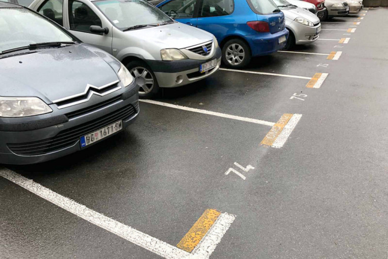 "Ne parkiraj, zvaću decu": Beograđanin na urnebesan način čuva mesto pred kapijom (FOTO)