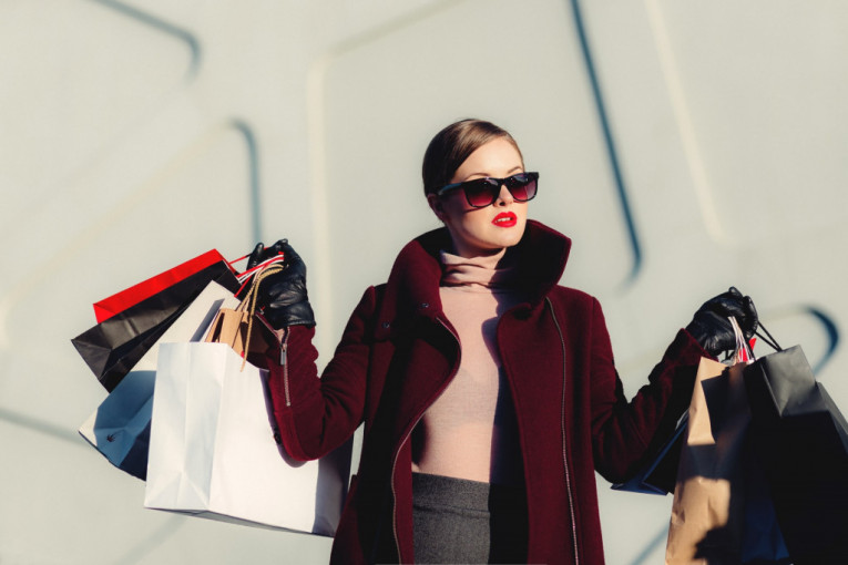 Manje se troši na krpice, više se kupuje na sniženjima: Evropljani se oblače "u skladu“ sa inflacijom