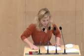 Austrijska poslanica pala u nesvest tokom govora na sednici parlamenta (VIDEO)