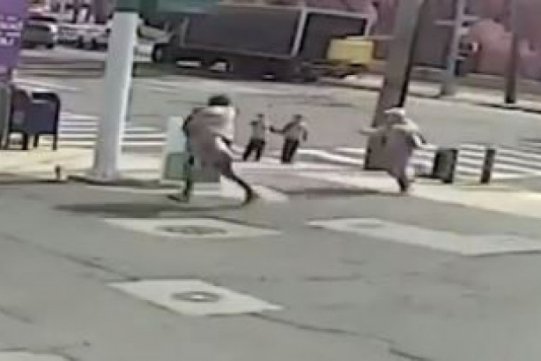 Pokušao da kidnapuje devojčicu usred bela dana: Policija ga odvela sa osmehom na licu (VIDEO)