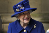 U 94. godini viđena sa štapom: Kraljica Elizabeta prvi put koristila pomoć pri hodanju