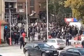 Pojavili se snimci iz Mitrovice: Uspaničeni ljudi na ulicama, dim na sve strane (VIDEO)