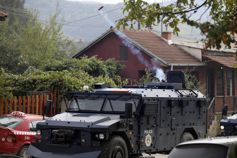 Srbin teško ranjen u Zvečanu: ROSU koristi bojevu municiju (VIDEO)