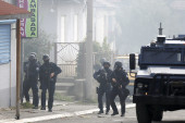 Sirene za uzbunu zaijale u Kosovskoj Mitrovici: Suzavac, šok-bombe i hapšenja, Srbin upucan u leđa! (VIDEO/FOTO)