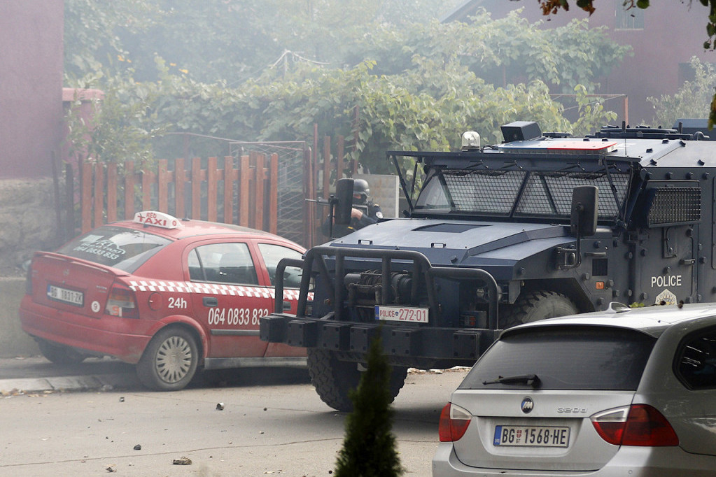 Specijalci  tzv. Kosovske policije u punoj borbenoj gotovosti:  Na prelaze dopremaju vozila za razbijanje demonstracija