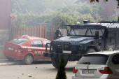 Uhapšen Srbin u Zvečanu: Prištinska policija nastavlja teror na severu Kosmeta (VIDEO)