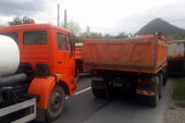 Blokirani putevi širom Kosova i Metohije, izašli teški kamioni (FOTO)