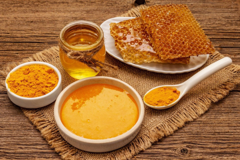 Med sa kurkumom: Zlatna mešavina koja čuva imunitet i moćni prirodni antibiotik