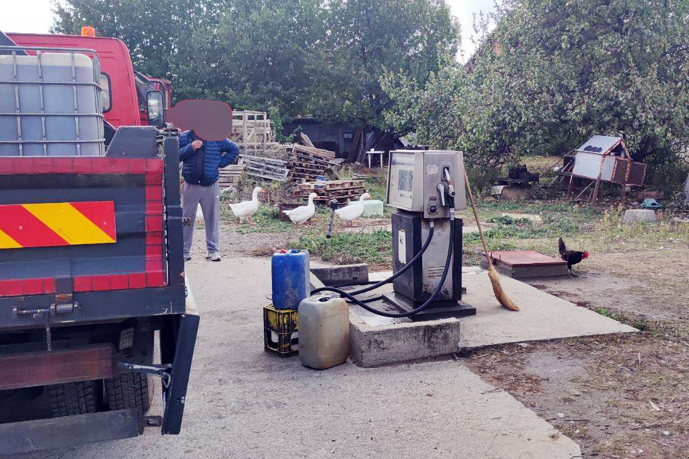 Penzioner držao divlju pumpu u dvorištu! Pronašli mu dva tanka po 2.500 litara, novac... (FOTO)