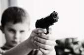 Jeziva pljačka u Napulju!  Tinejdžeri uperili pištolj u dečaka, da bi im otac predao skuter!