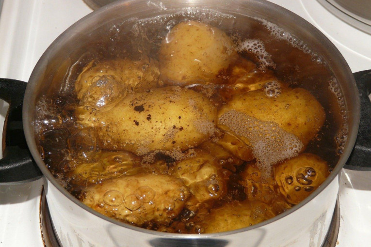 Znate li zašto bi trebalo da dodate malo sirćeta u vodu svaki put kada kuvate krompire?