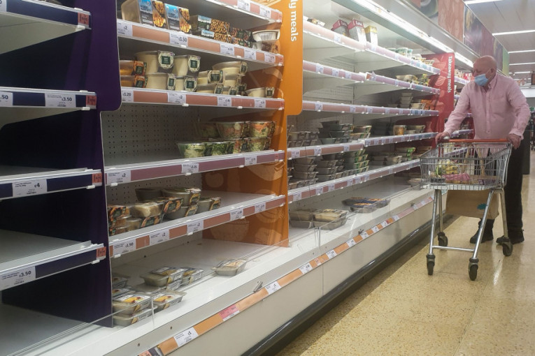 Povratak praznih rafova u supermarketima i paničnih kupovina! (FOTO)