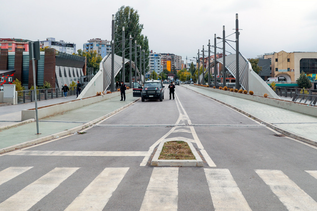 Užas na mostu u Kosovskoj Mitrovici: Albanac gađao flašom novinare Politike i Jedinstva