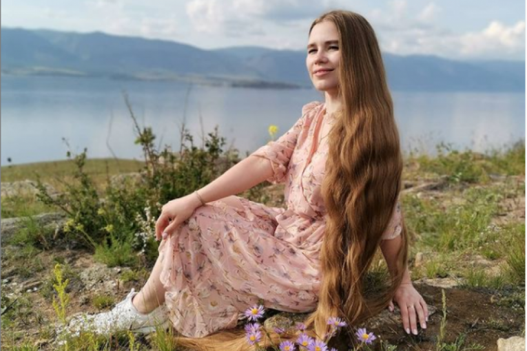 Zlatokosa Anđelika: Ova 28-godišnja žena iz Rusije nije šišala kosu od svoje pete godine