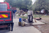 "Obrnuo igricu": Zbog penzionera iz Zemuna koji je "valjao" gorivo u svom dvorištu gore društvene mreže (FOTO)