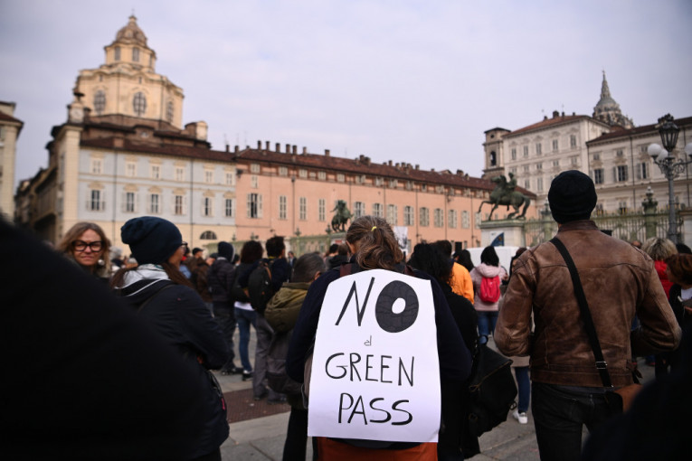 Demonstranti verbalno napali i pretili novinarima: Nemiri zbog kovid propusnica u Italiji se nastavljaju