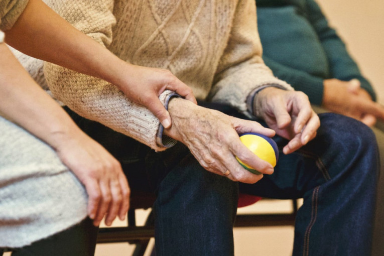 Hogevej, holandsko selo u kojem žive osobe sa demencijom i vode normalan život: Odlaze u kupovinu, druže se a nedeljom igraju bingo