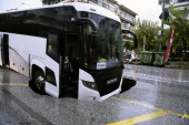 Nevreme pravi probleme Grcima: Autobus sa radnicima upao u rupu na putu