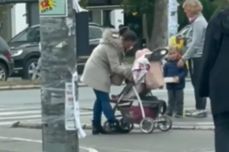 Snimak iz Novog Sada šokirao javnost: Žena šamara dete u kolicima! (VIDEO)