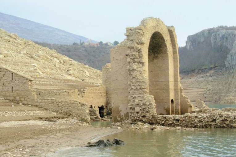 U Perući se pojavili ostaci manastira Dragović Srpski manastir izronio