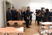 Predsednik Vučić obišao Zemunsku gimnaziju:  "Izgleda lepše nego u moje vreme" (VIDEO)