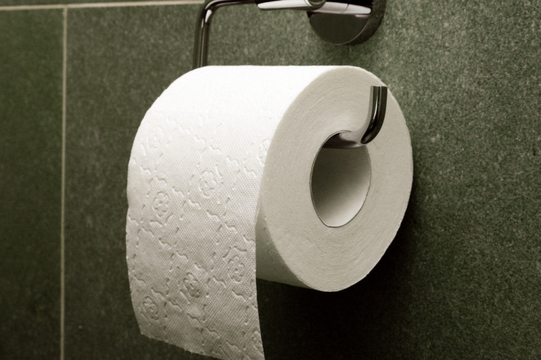 Bizarna navika koja može da je košta života: Žena obožava da jede toalet-papir, a omiljeni joj je dvoslojni!