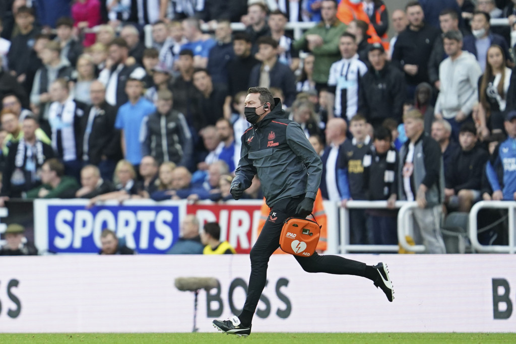 Drama u Londonu! Fudbaleri prekinuli utakmicu, navijaču pozlilo, lekari utrčavali na tribine