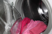Večita dilema: Stručnjaci razjasnili da li je zaista neophodno pre pranja odvajati boje i materijale