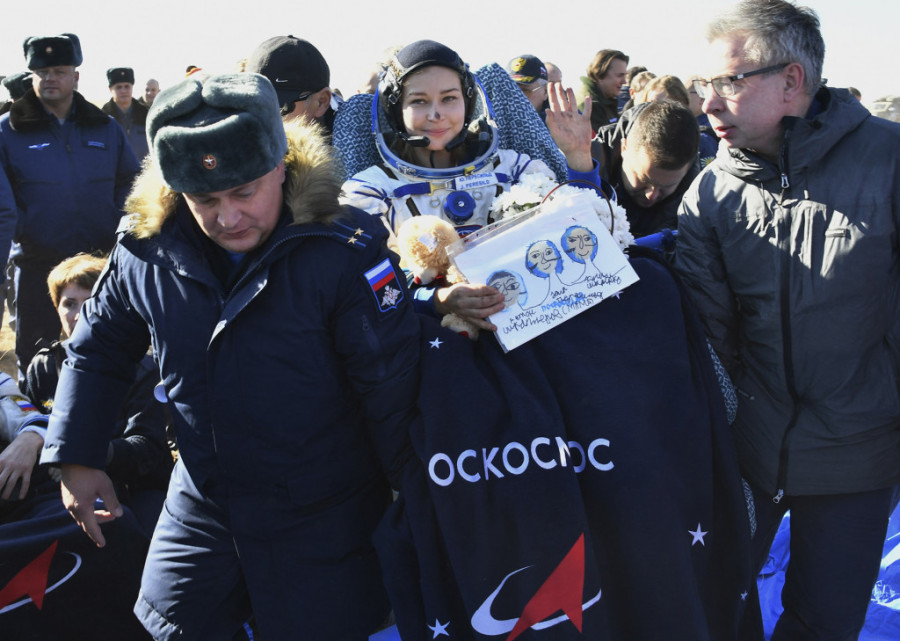 Nakon snimanja prvog filma u svemiru ruska filmska ekipa uspešno sletela na Zemlju