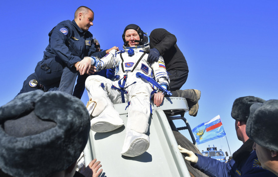 Nakon snimanja prvog filma u svemiru ruska filmska ekipa uspešno sletela na Zemlju