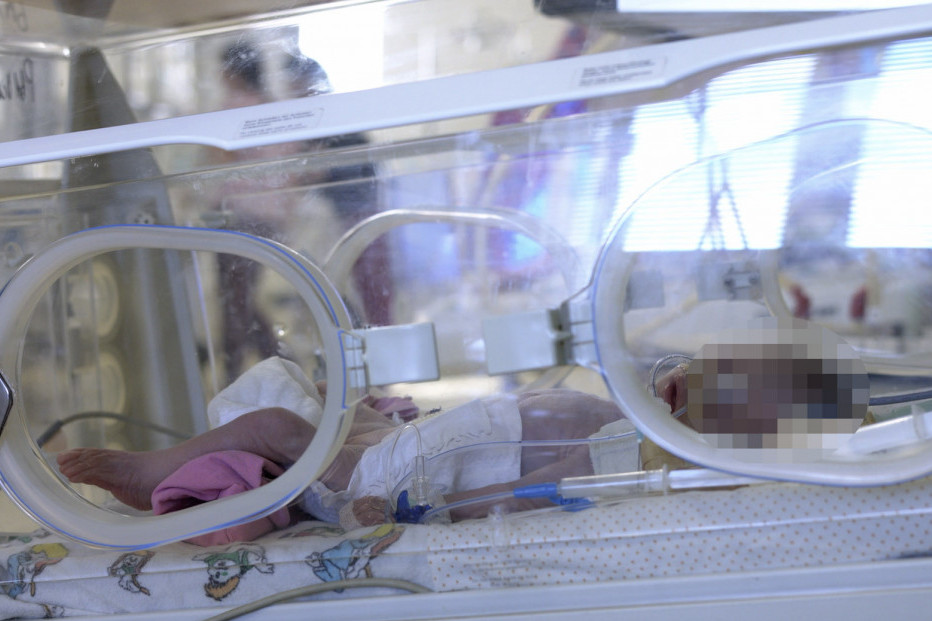Najmanja prevremeno rođena beba u Srbiji ima svega 700 grama:  Žene dobre volje heklaju za heroje u inkubatoru i time im daju prvi zagrljaj!