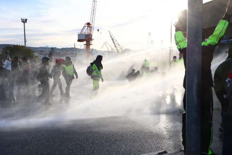 Neredi u Trstu: Lučki radnici protiv kovid propusnica, policija ih zasula vodenim topovima i suzavcem (VIDEO)