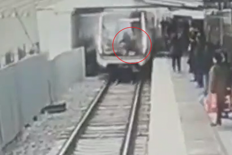 Putnici sve gledali zabezeknuti: Muškarac iz čista mira skočio na šine pred voz, mašinovođa mu spasao život munjevitom reakcijom (VIDEO)