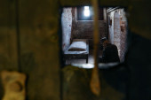Ovo je najstrašniji zatvor u Srbiji: Ljudske kosti se bele u hodniku, a nasred prostorije odsečen prst i vešala! (FOTO/VIDEO)