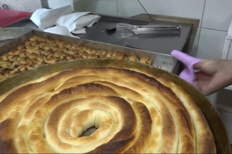 Pleh se izvadi iz pećnice i nakon pet minuta sve je rasprodato: U pekari u Novom Pazaru dnevno se proizvede čak 10.000 mantija