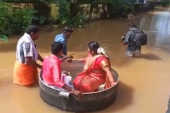 Ko hoće nađe način: Par iz Indije poplave nisu sprečile da se venčaju, na ceremoniju otplovili u loncu (VIDEO)